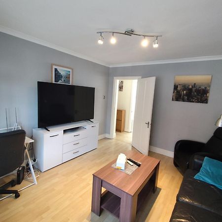 서턴 2 Bed Flat Near Station With Parking&Comgarden 아파트 외부 사진