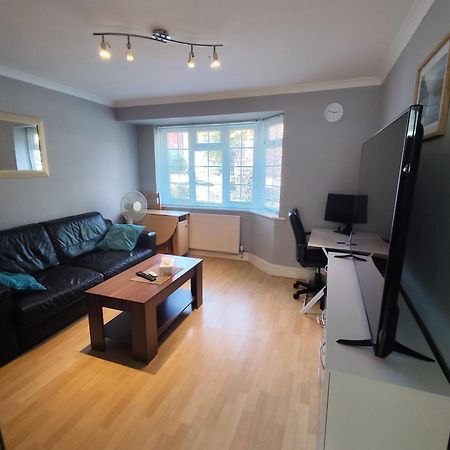 서턴 2 Bed Flat Near Station With Parking&Comgarden 아파트 외부 사진