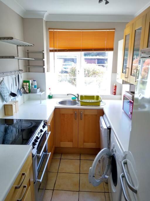 서턴 2 Bed Flat Near Station With Parking&Comgarden 아파트 외부 사진
