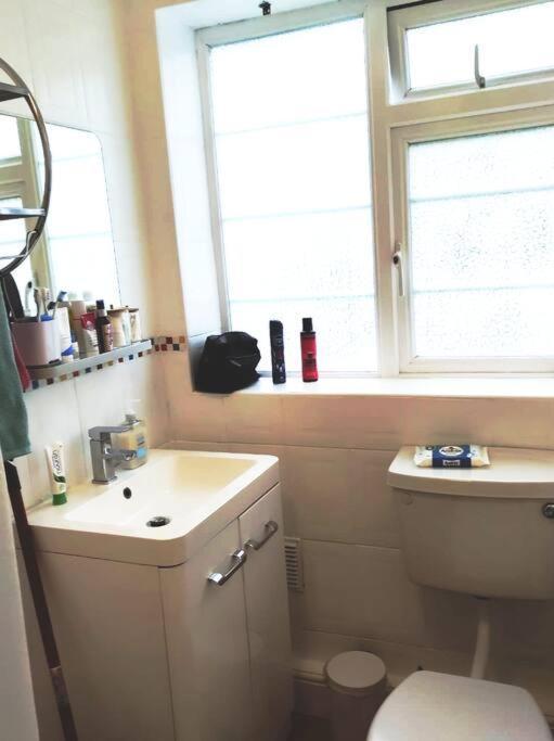 서턴 2 Bed Flat Near Station With Parking&Comgarden 아파트 외부 사진
