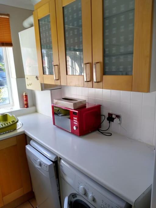 서턴 2 Bed Flat Near Station With Parking&Comgarden 아파트 외부 사진
