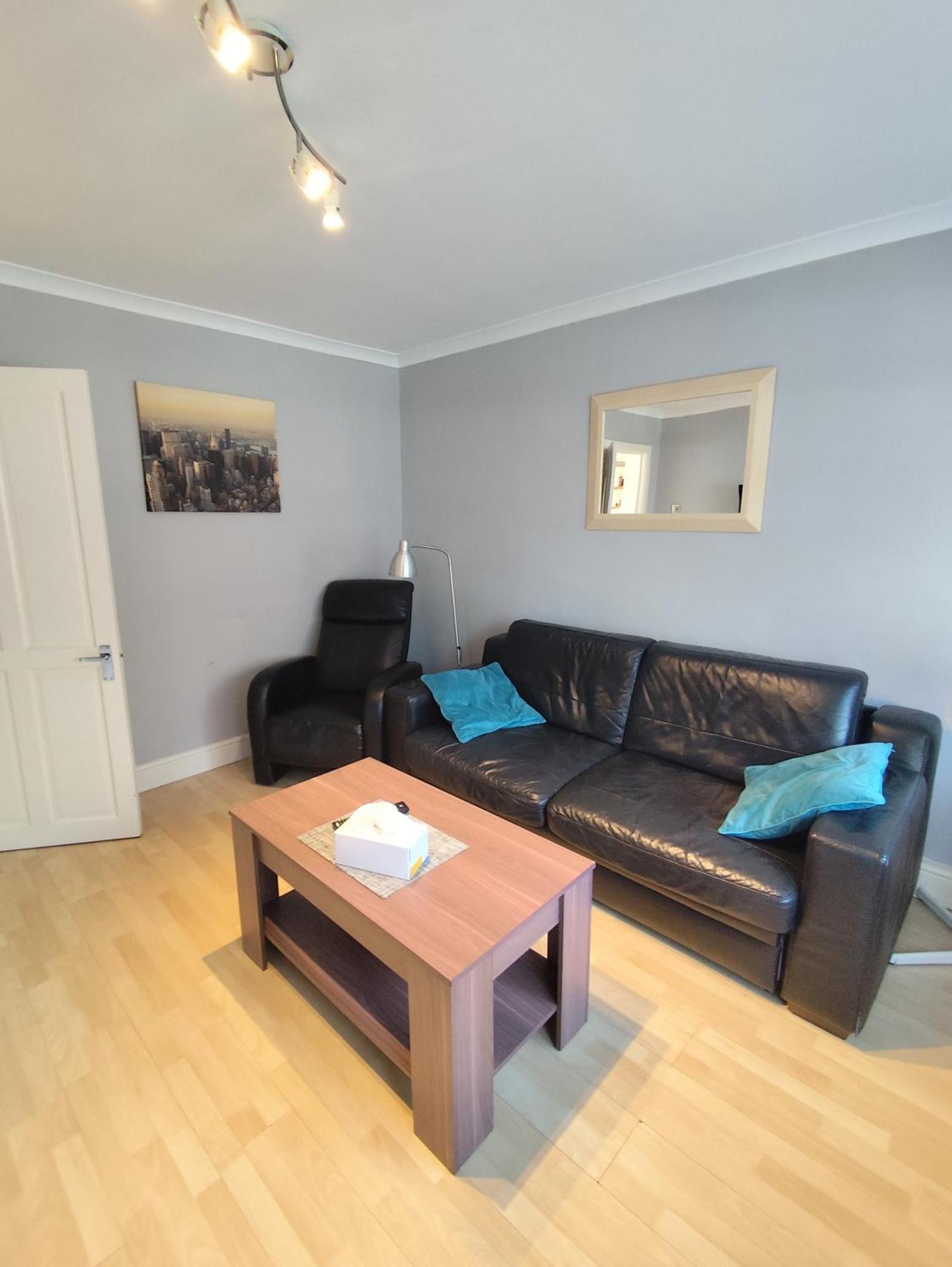 서턴 2 Bed Flat Near Station With Parking&Comgarden 아파트 외부 사진